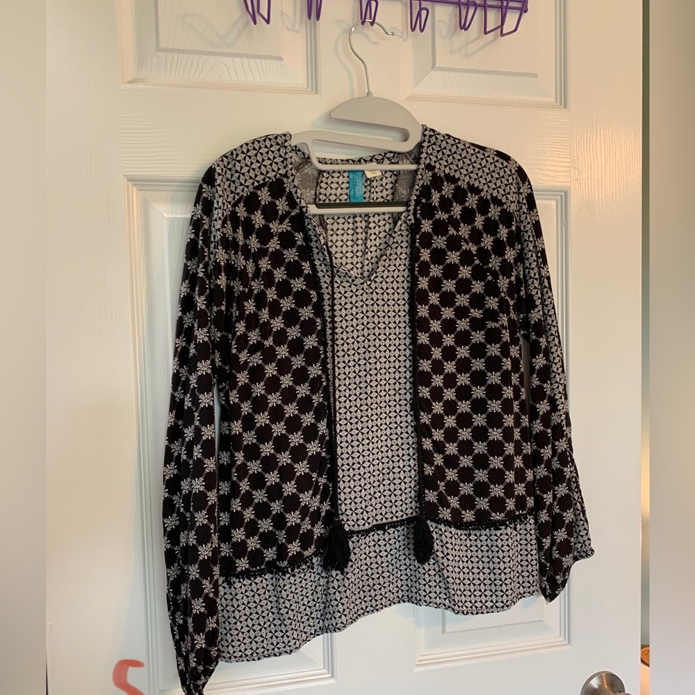 Black and white long sleeve top